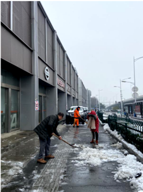 蘇創(chuàng)公司組織掃雪突擊隊(duì),確保通行順暢 蘇創(chuàng)公司組織掃雪突擊隊(duì),確保通行順暢